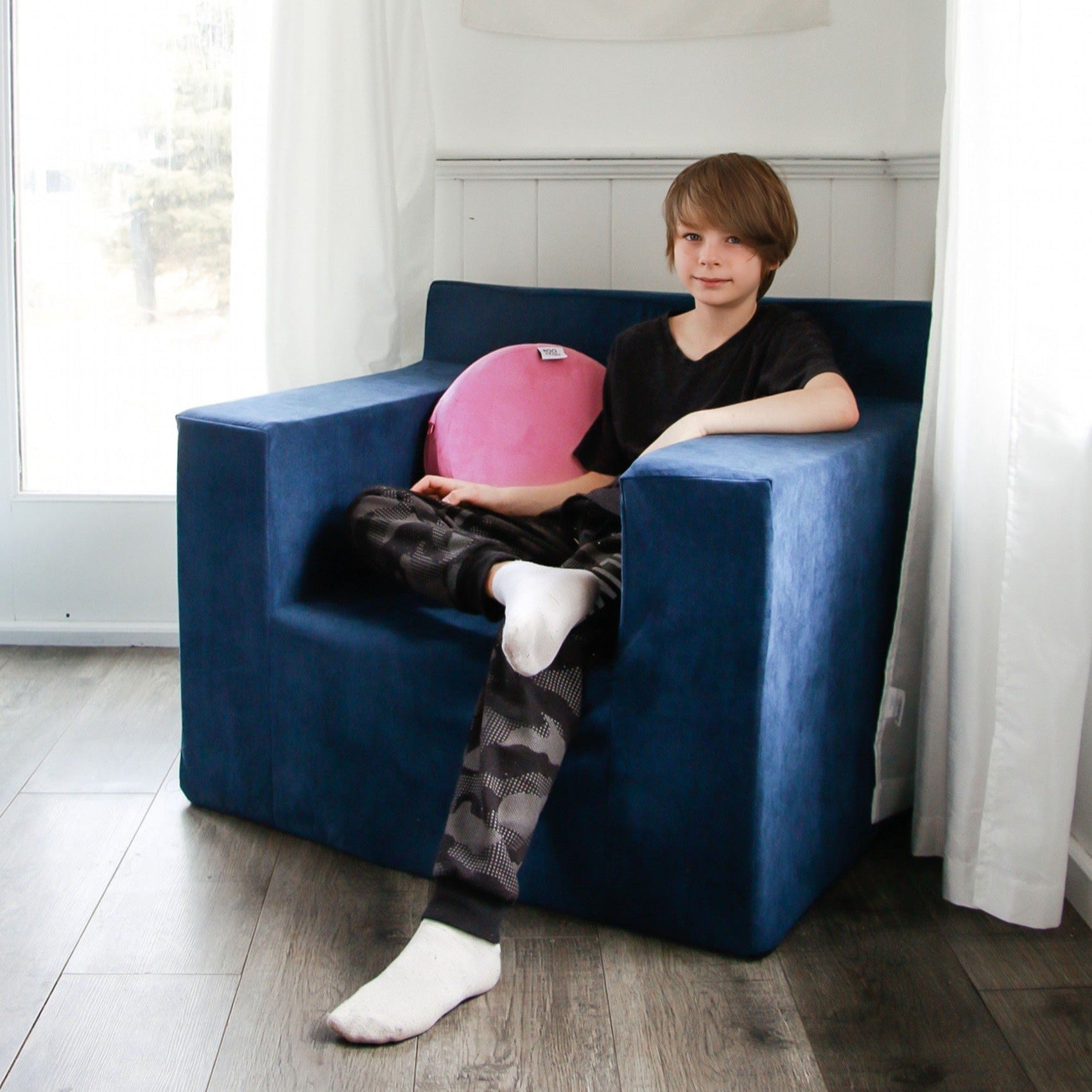 files/NavyBigChair_Malachi1.jpg